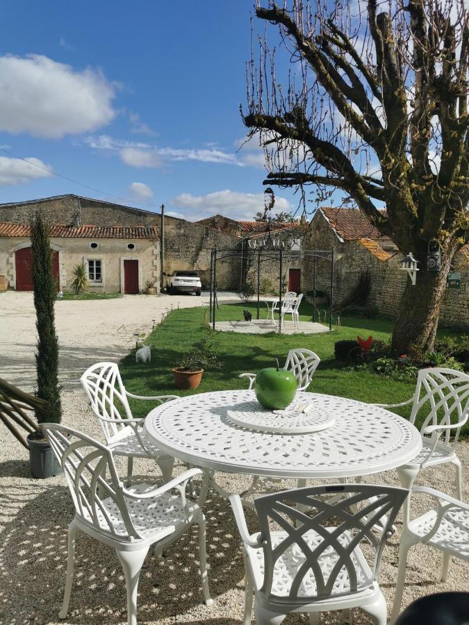 Au Domaine De Gigie Bed and Breakfast Chervettes Exteriör bild
